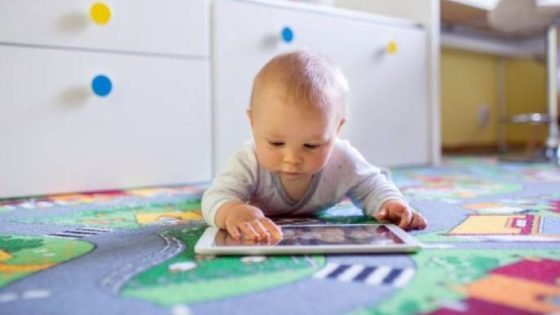   تعرض الرضع للشاشات يؤثر على نمو دماغهم