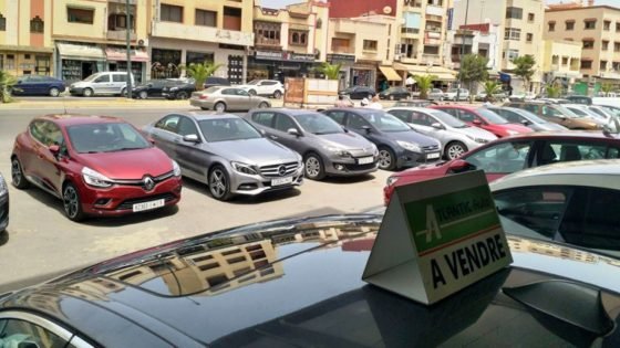 محلات تجارة السيارات تطرد الراجلين إلى الإسفلت