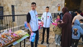 وكالة بيت مال القدس الشريف توزع ألعابا وهدايا على الأطفال عند بوابات المسجد الأقصى بمناسبة عيد الأضحى المبارك