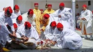جلالة الملك يؤدي صلاة عيد الأضحى وينحر الأضحية بمسجد أهل فاس بالرباط
