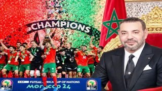 جلالة الملك يهني أعضاء المنتخب الوطني المغربي لكرة القدم داخل القاعة بمناسبة فوزهم بكأس إفريقيا للأمم